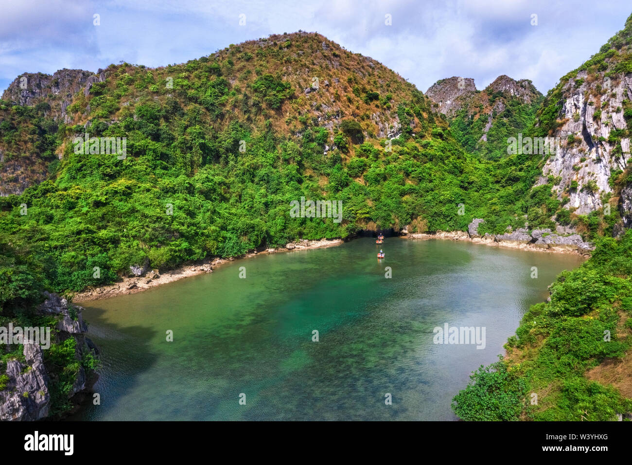 Luftaufnahme von Sang Höhle und und Rock Island, Halong Bay, Vietnam, Südostasien. UNESCO-Weltkulturerbe. Junk Bootsfahrt nach Ha Long Bucht. Stockfoto