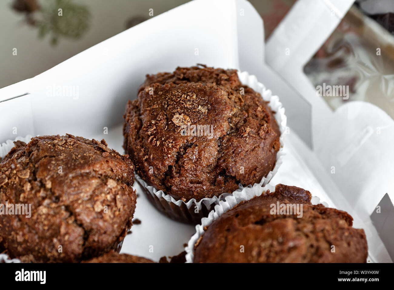 Chocolate Muffins in einem White Paper Box für Frühstück - Bild Stockfoto