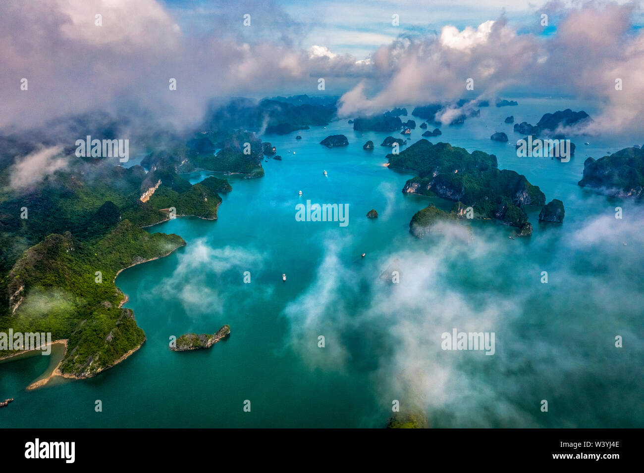 Luftaufnahme von Sang Höhle und Kayaking, Rock Island, Halong, Vietnam