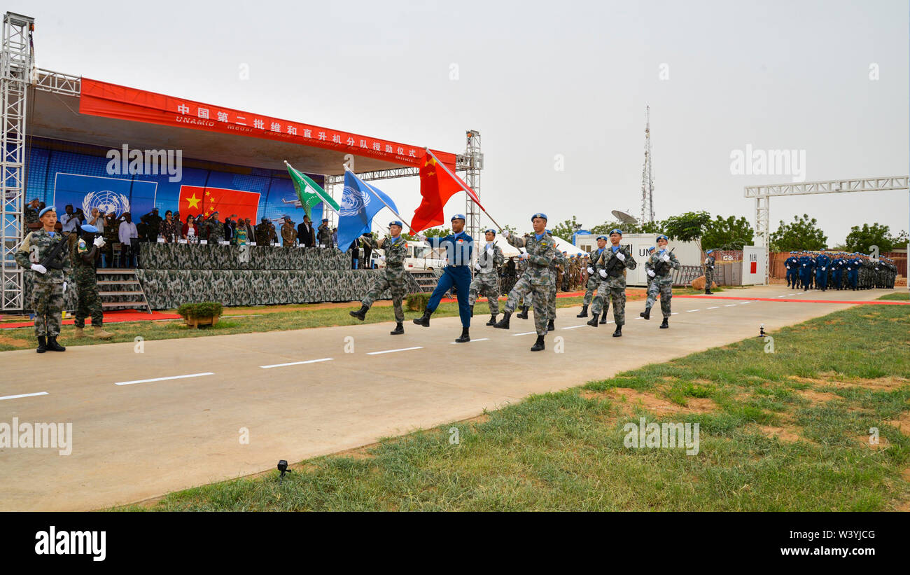 (190718) - EL FASHIR, Juli 18, 2019 (Xinhua) - Offiziere und Soldaten der 2. China Medium Utility Helicopter (CMUHU02) März während der Preisverleihung in El-Fashir, Sudan, 17. Juli 2019. Die 140 Offiziere und Soldaten der 2. China Medium Utility Helicopter (CMUHU02), eine friedenserhaltende Kontingent für die sudanesische Region Darfur, waren UN-frieden Medaillen ausgezeichnet. (Xinhua) Stockfoto