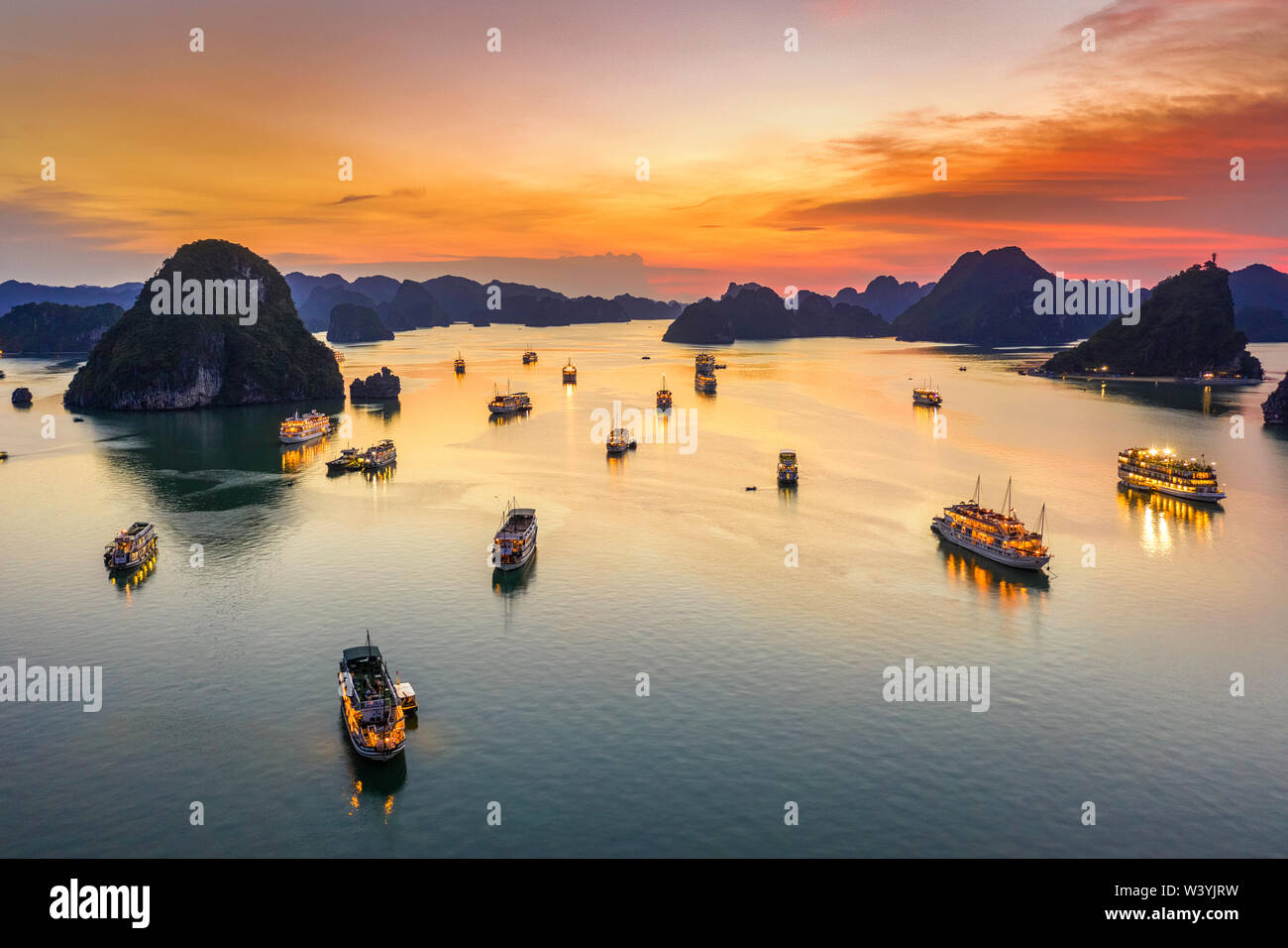 Luftaufnahme von Sonnenuntergang und Sonnenaufgang in der Nähe von Ti Top Rock Island, Halong Bay, Vietnam, Südostasien. UNESCO-Weltkulturerbe. Junk Bootsfahrt nach Ha Long Bucht. Stockfoto