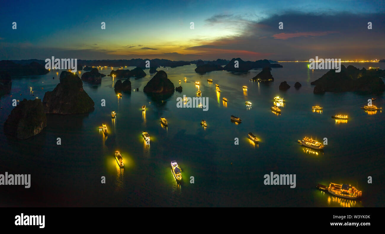 Luftaufnahme von Sonnenuntergang und Sonnenaufgang in der Nähe von Ti Top Rock Island, Halong Bay, Vietnam, Südostasien. UNESCO-Weltkulturerbe. Junk Bootsfahrt nach Ha Long Bucht. Stockfoto