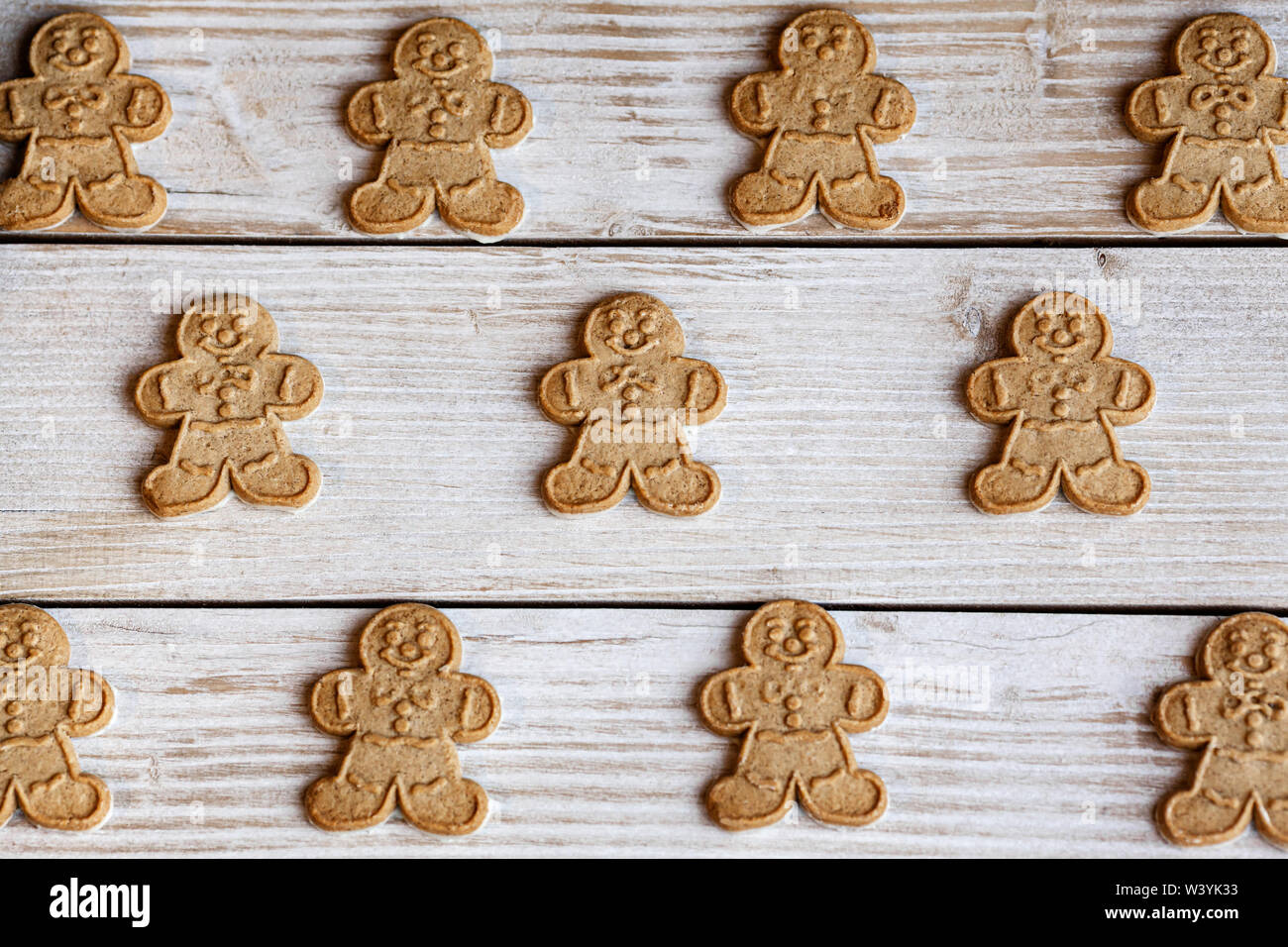 Lebkuchen Männer auf einer hölzernen Hintergrund für Design, Weihnachten Konzept - Bild Stockfoto