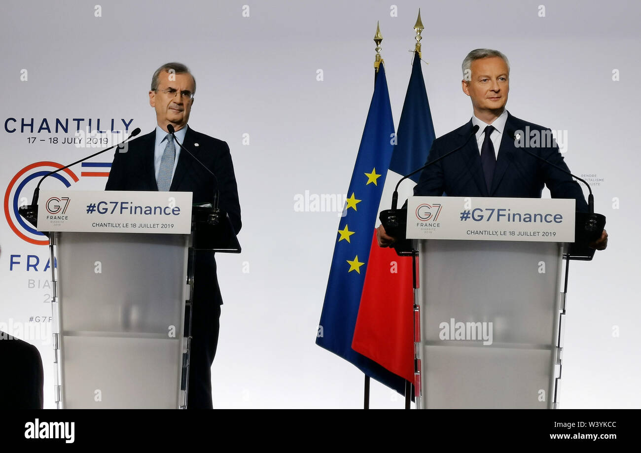 Paris, Frankreich. 18 Juli, 2019. Der französische Finanzminister Bruno Le Maire (R) und der Gouverneur der Bank von Frankreich Francois Villeroy de Galhau an einer Pressekonferenz am Ende des G7-Treffens in Chantilly, Frankreich, 18. Juli 2019. Frankreich am Mittwoch zu einem zweitägigen Treffen der Finanzminister der G7-Regierungen im Norden der Stadt von Chantilly, in der Hoffnung, die Lücke an der digitalen Steuer zu überbrücken und breitere Unterstützung für minimalen Unternehmensbesteuerung zu einem gerechteren und nachhaltigeren Kapitalismus zu verschieben. Credit: Jiang Hua/Xinhua/Alamy leben Nachrichten Stockfoto