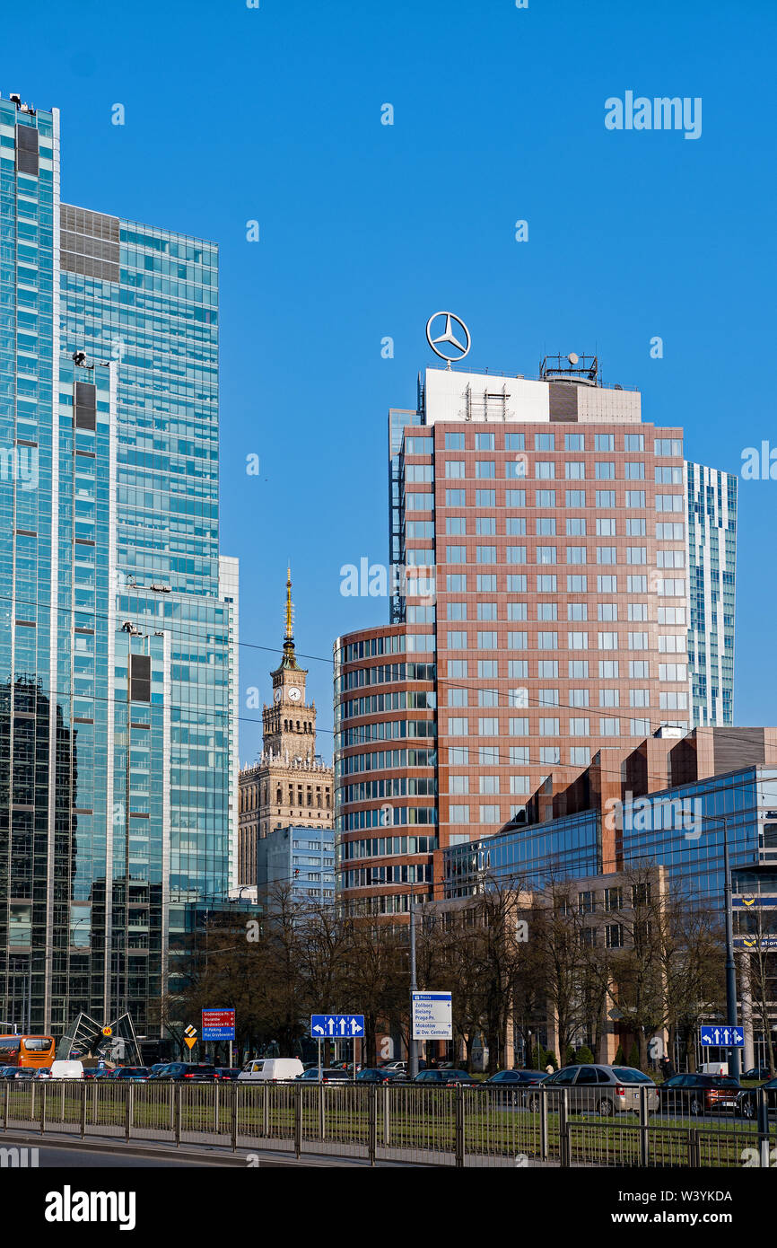 Der Palast der Kultur und Wissenschaften unter den modernen Wolkenkratzer im Zentrum von Warschau. Stockfoto