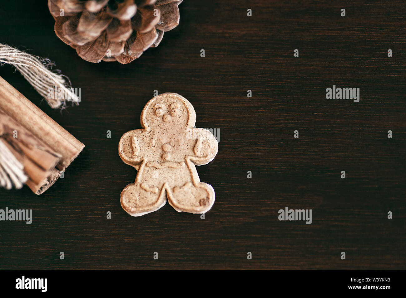 Gingerbread Man auf einem Holztisch mit Kopie Raum auf der rechten Seite, Weihnachten Konzept - Bild Stockfoto