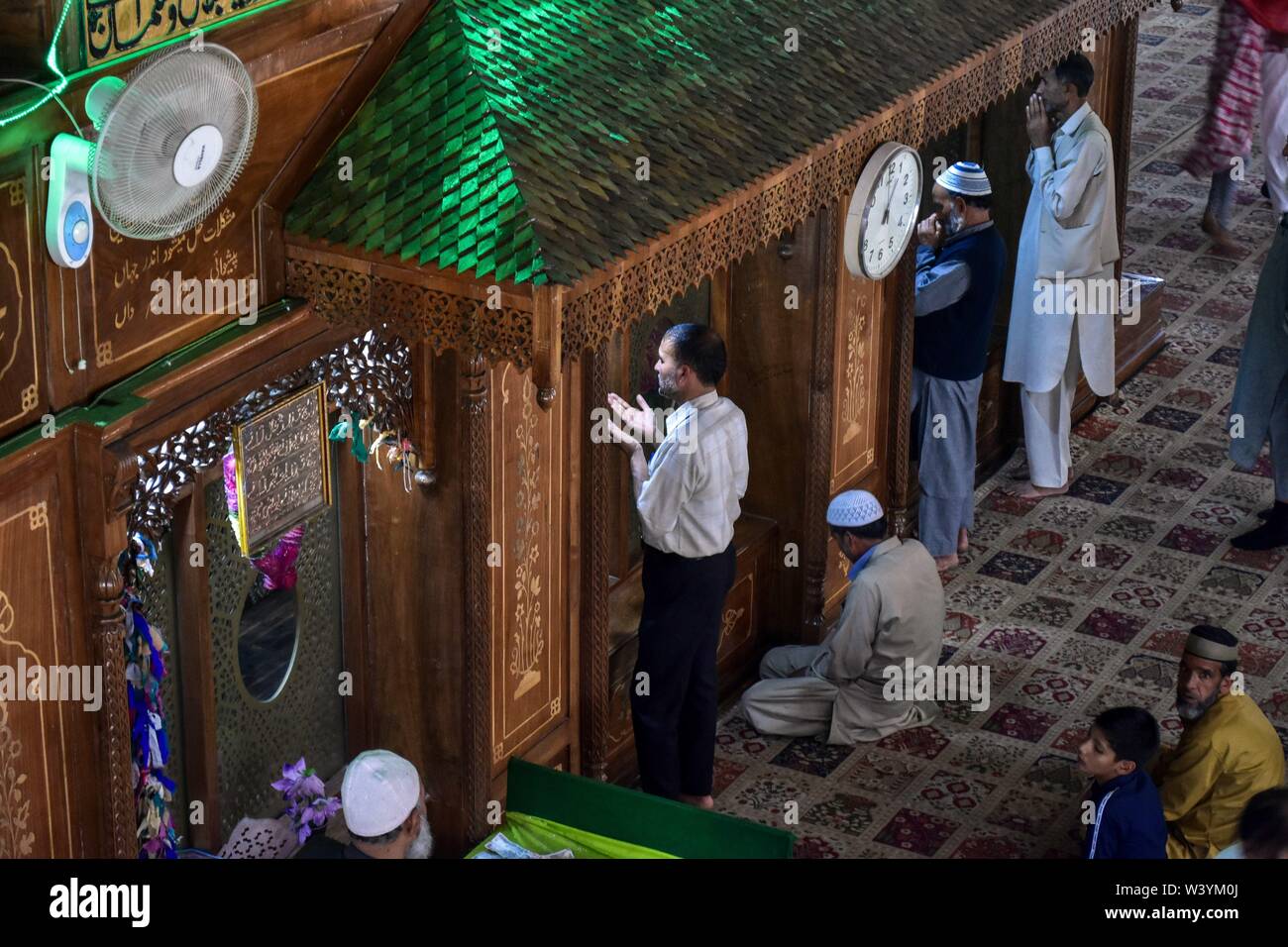 Juli 18, 2019 - Kaschmir, J&K, Indien - Kaschmir Anhänger beten im Heiligtum von Sheikh Noor-ud-Din Wali (RA) Budgam Bezirk, ungefähr 40 km von Srinagar, die Hauptstadt von J&K das Heiligtum gilt als einer der am meisten unantastbar Muslimischen Heiligtümer in Kaschmir. Der Schrein wurde wieder aufgebaut, nachdem es in einem Langwierigen stand zerstört wurde zwischen der Armee und der Militanten im Jahr 1995. Credit: Saqib Majeed/SOPA Images/ZUMA Draht/Alamy leben Nachrichten Stockfoto