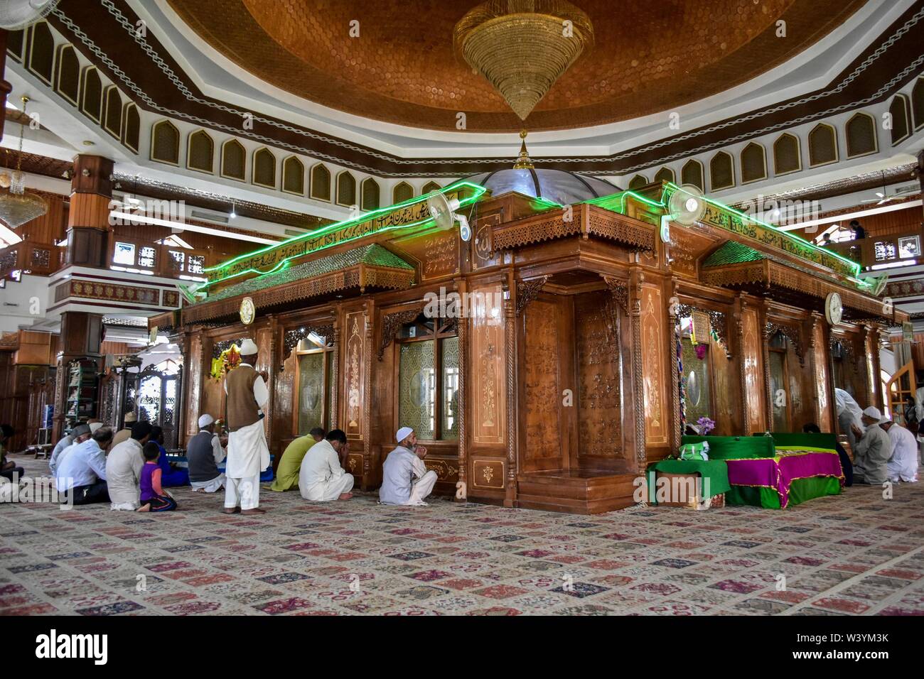 Juli 18, 2019 - Kaschmir, J&K, Indien - Kaschmir Anhänger beten im Heiligtum von Sheikh Noor-ud-Din Wali (RA) Budgam Bezirk, ungefähr 40 km von Srinagar, die Hauptstadt von J&K das Heiligtum gilt als einer der am meisten unantastbar Muslimischen Heiligtümer in Kaschmir. Der Schrein wurde wieder aufgebaut, nachdem es in einem Langwierigen stand zerstört wurde zwischen der Armee und der Militanten im Jahr 1995. Credit: Saqib Majeed/SOPA Images/ZUMA Draht/Alamy leben Nachrichten Stockfoto