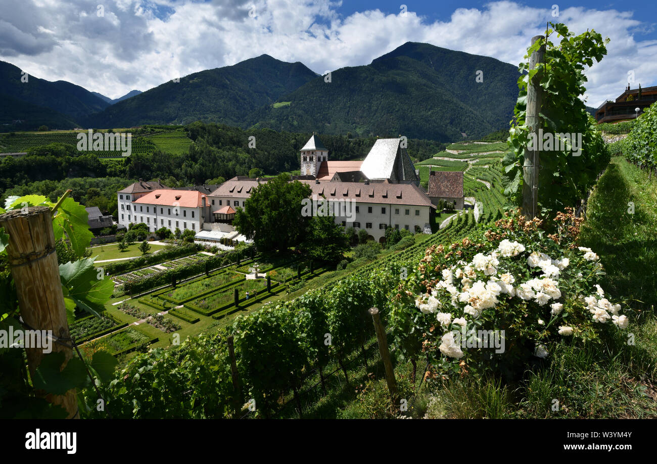 Spektakuläre Aussicht auf das Kloster Neustift von grünen Weinbergen, Südtirol, Brixen, Italien umgeben. Stockfoto