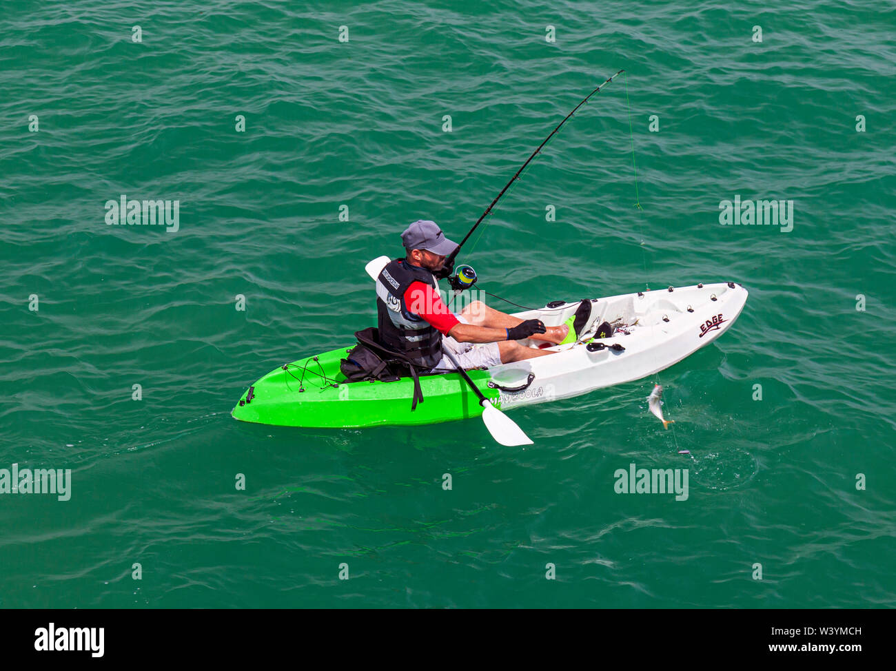 Mann angeln im Meer in einem Kajak Stockfoto