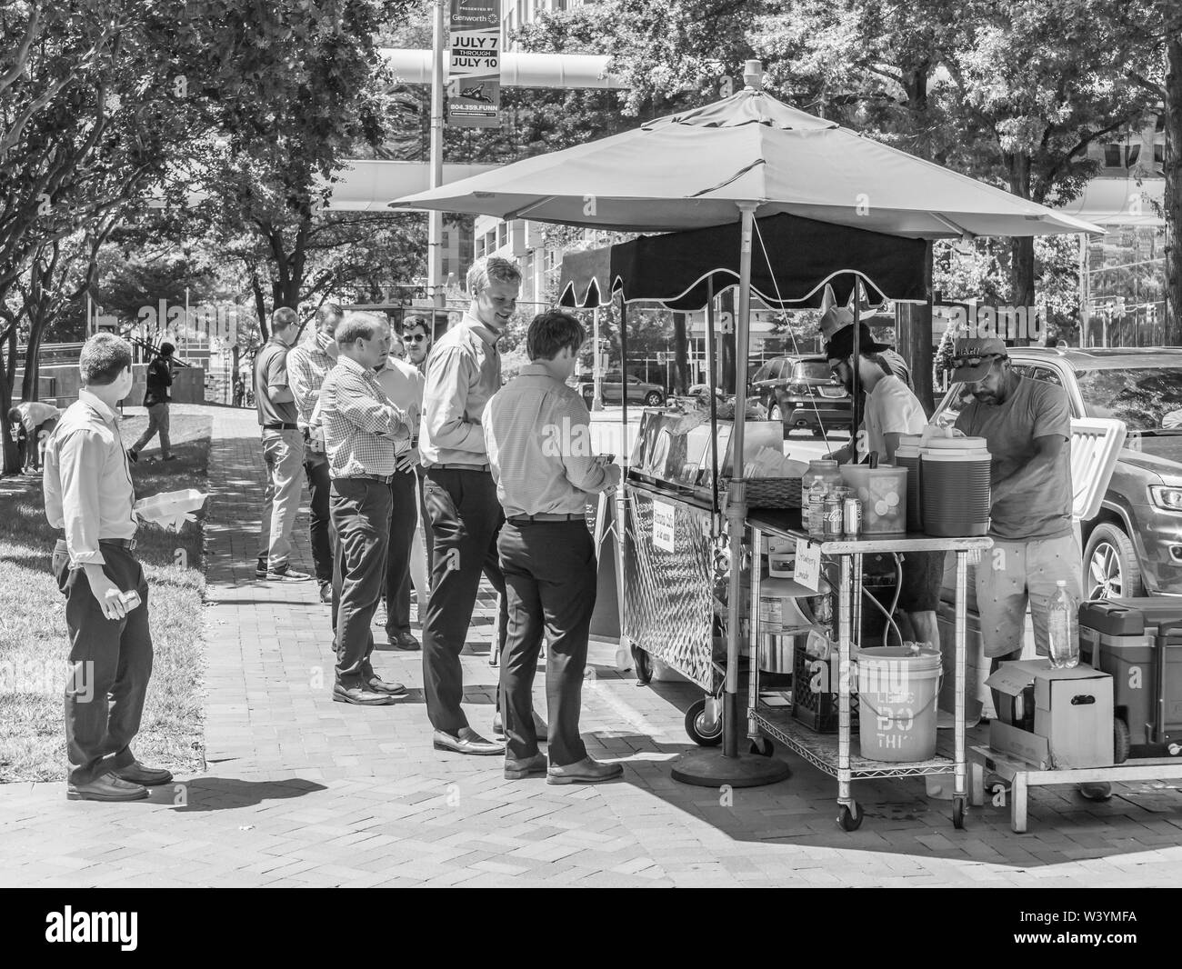 Die Leute vom Kauf Mittagessen ein STRASSENHÄNDLER IN RICHMOND, VA - ca. 2019. Stockfoto