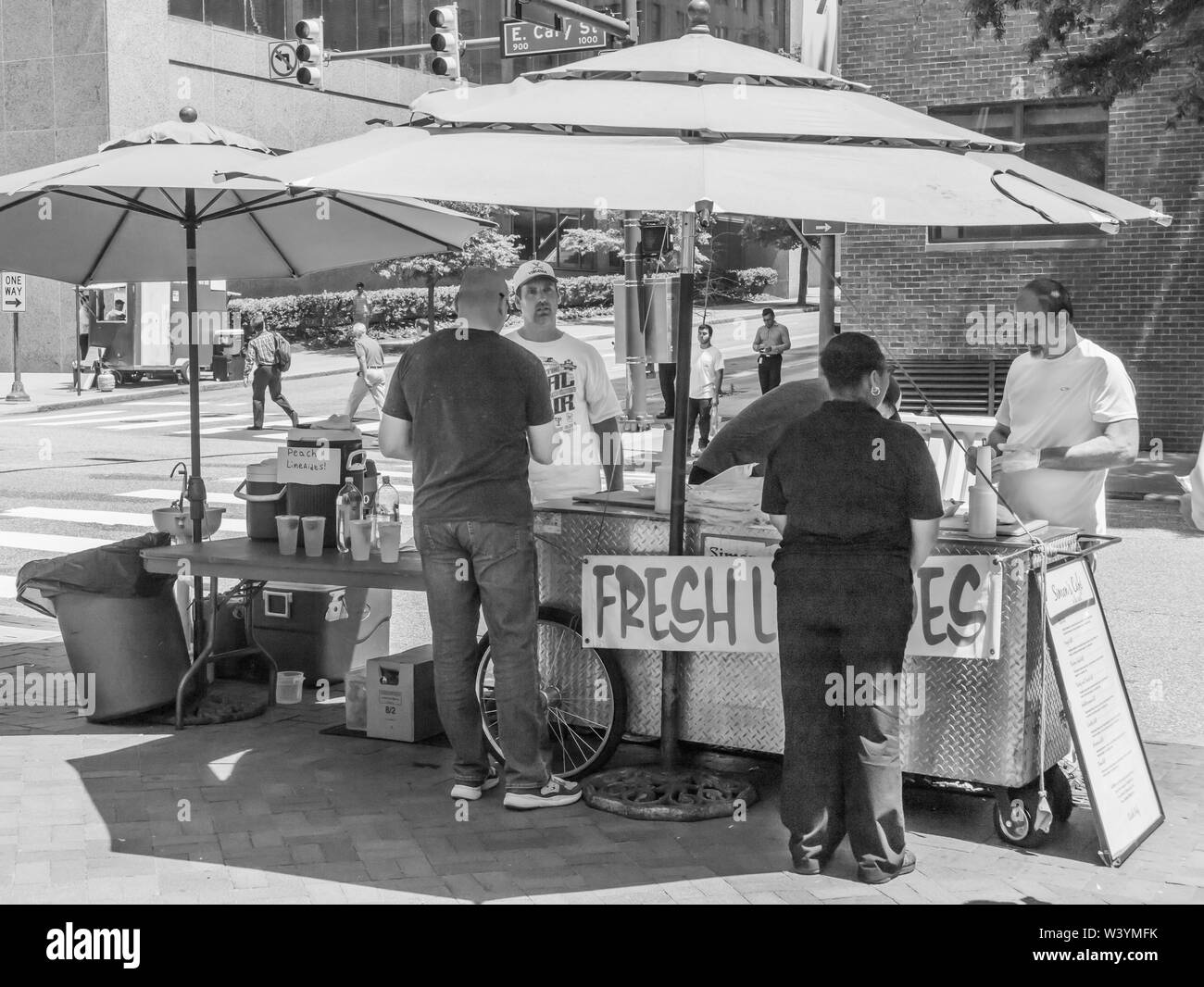 Die Leute vom Kauf Mittagessen ein STRASSENHÄNDLER IN RICHMOND, VA - ca. 2019. Stockfoto