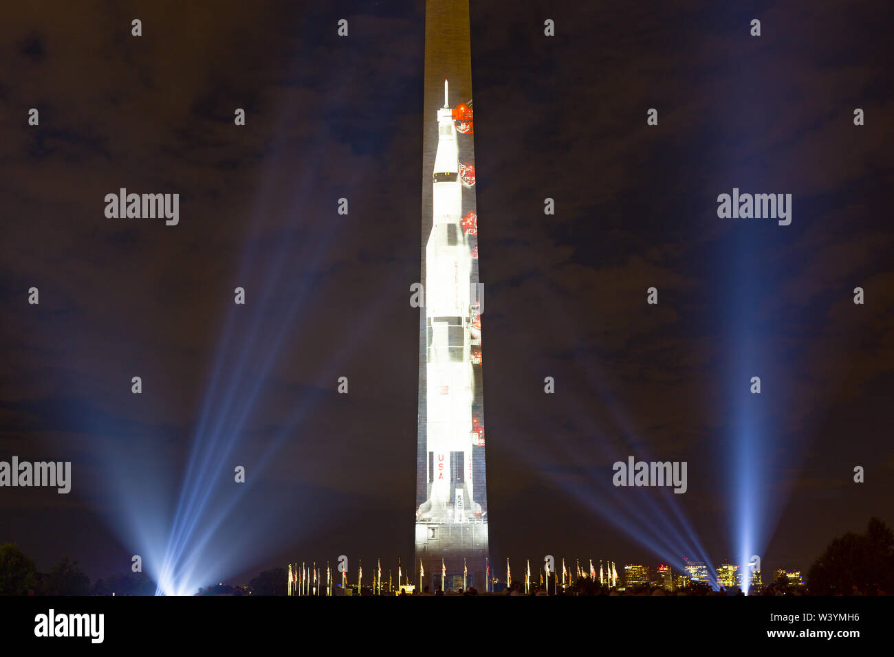 Eine Projektion der Saturn V Rakete Bild auf der Ostseite des Washington Monument des 50. Jahrestages der Apollo Mondlandung zu feiern. Stockfoto