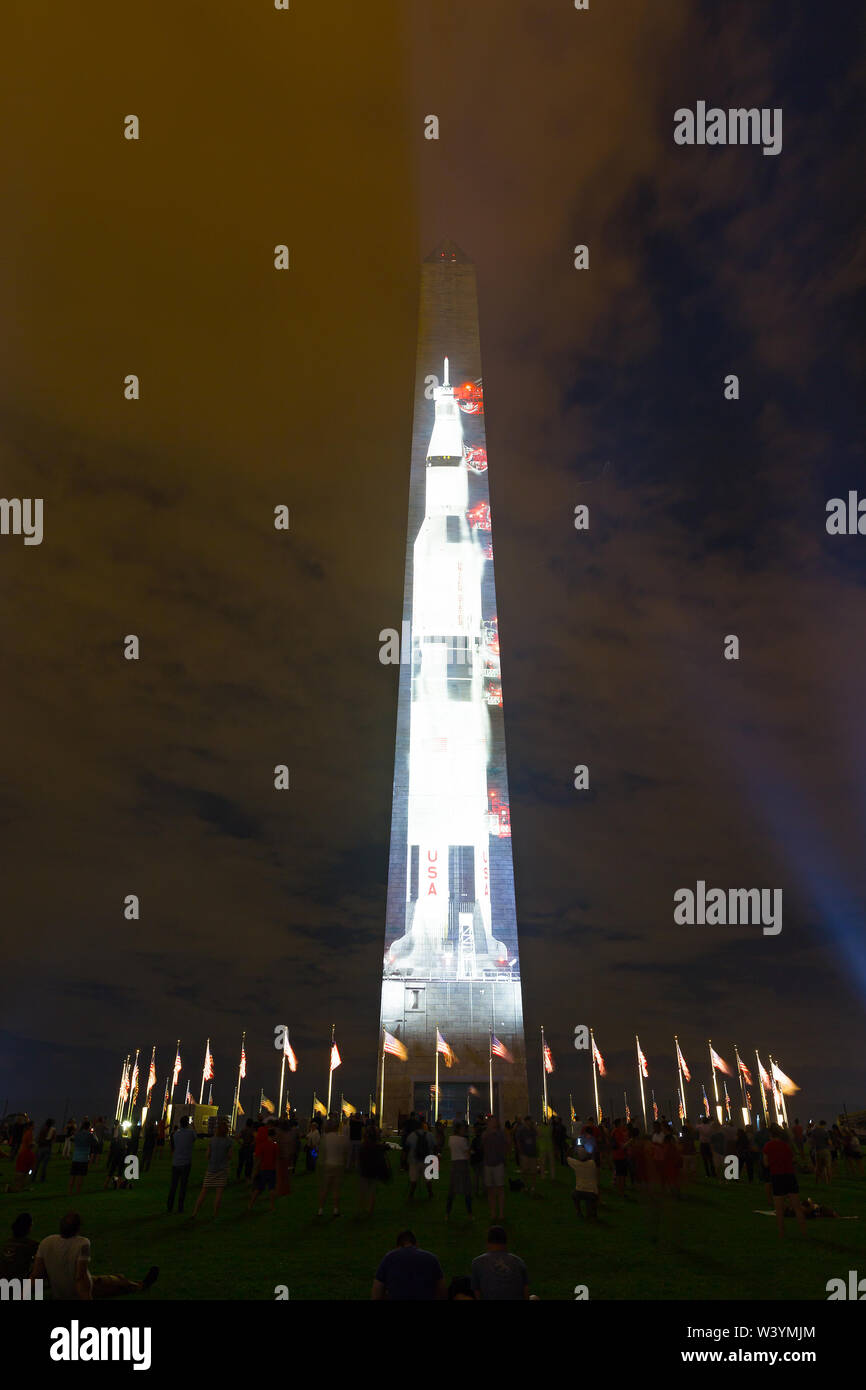 Saturn V Rakete Bild ist auf der Ostseite des Washington Monument projiziert den 50. Jahrestag der Apollo Mondlandung zu feiern. Stockfoto