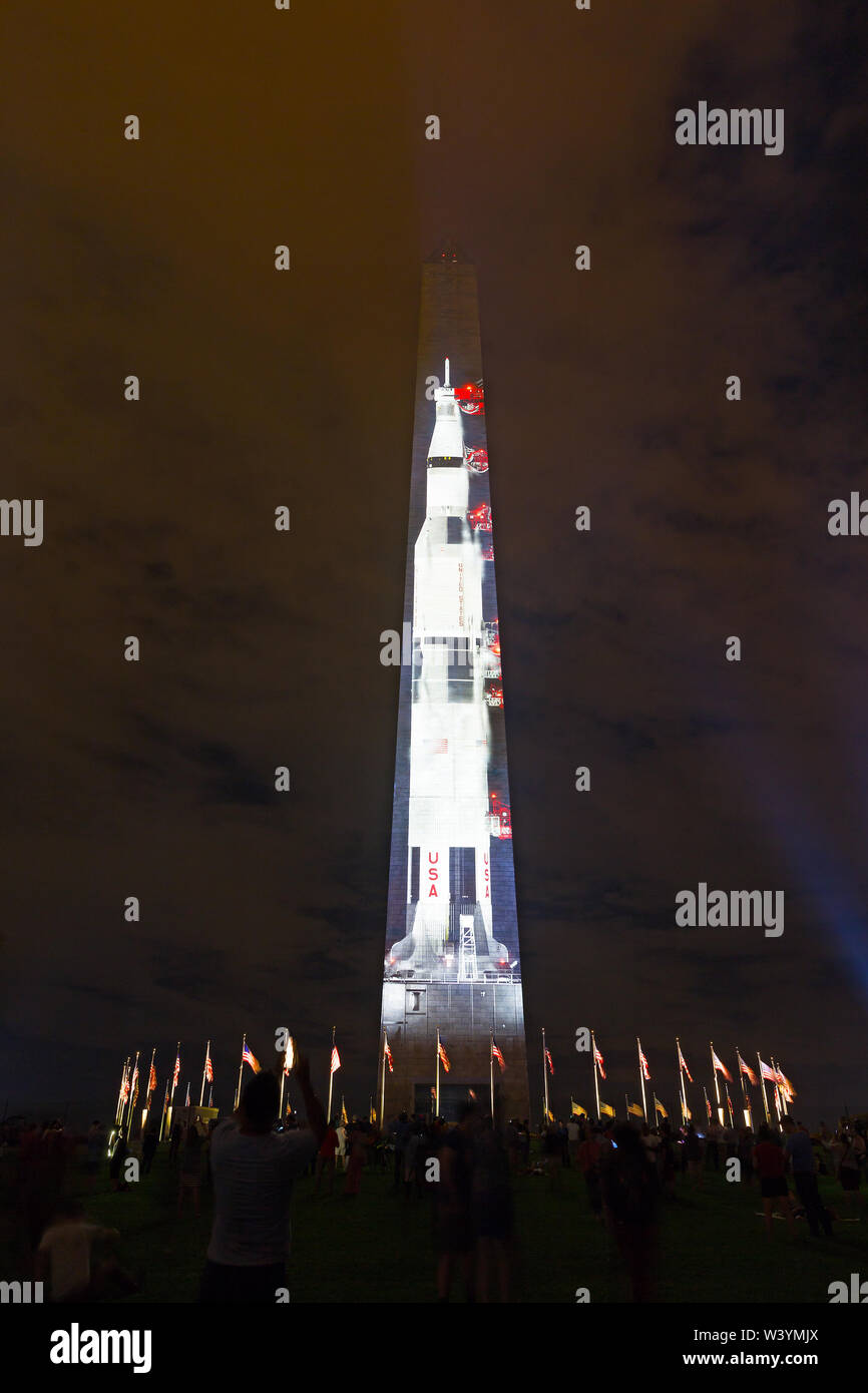 Saturn V Rakete Bild ist auf der Ostseite des Washington Monument projiziert den 50. Jahrestag der Apollo Mondlandung zu feiern. Stockfoto
