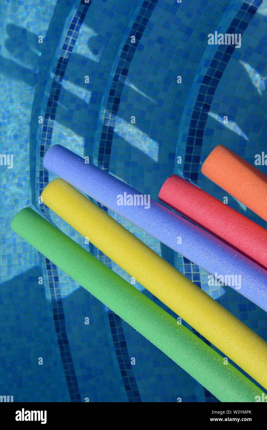 Bunte pool Nudeln schwimmen Im Schwimmbad, in der Nähe. Kreatives Konzept, Sommer vibes, Freizeit und Erholung. Stockfoto