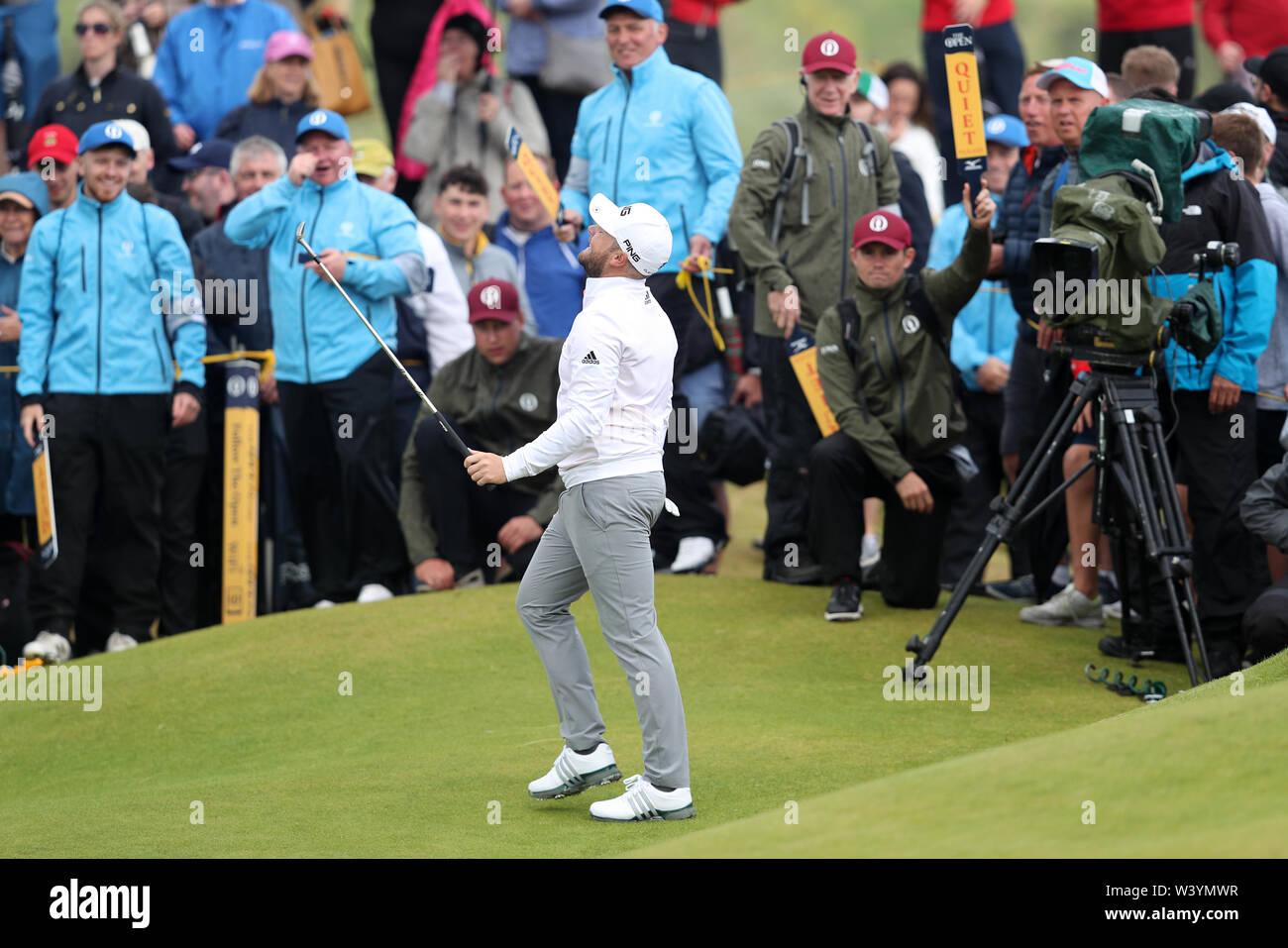 England's Tyrrell Hatton am 16. Tag eines der Open Championship 2019 im Royal Portrush Golf Club. Stockfoto