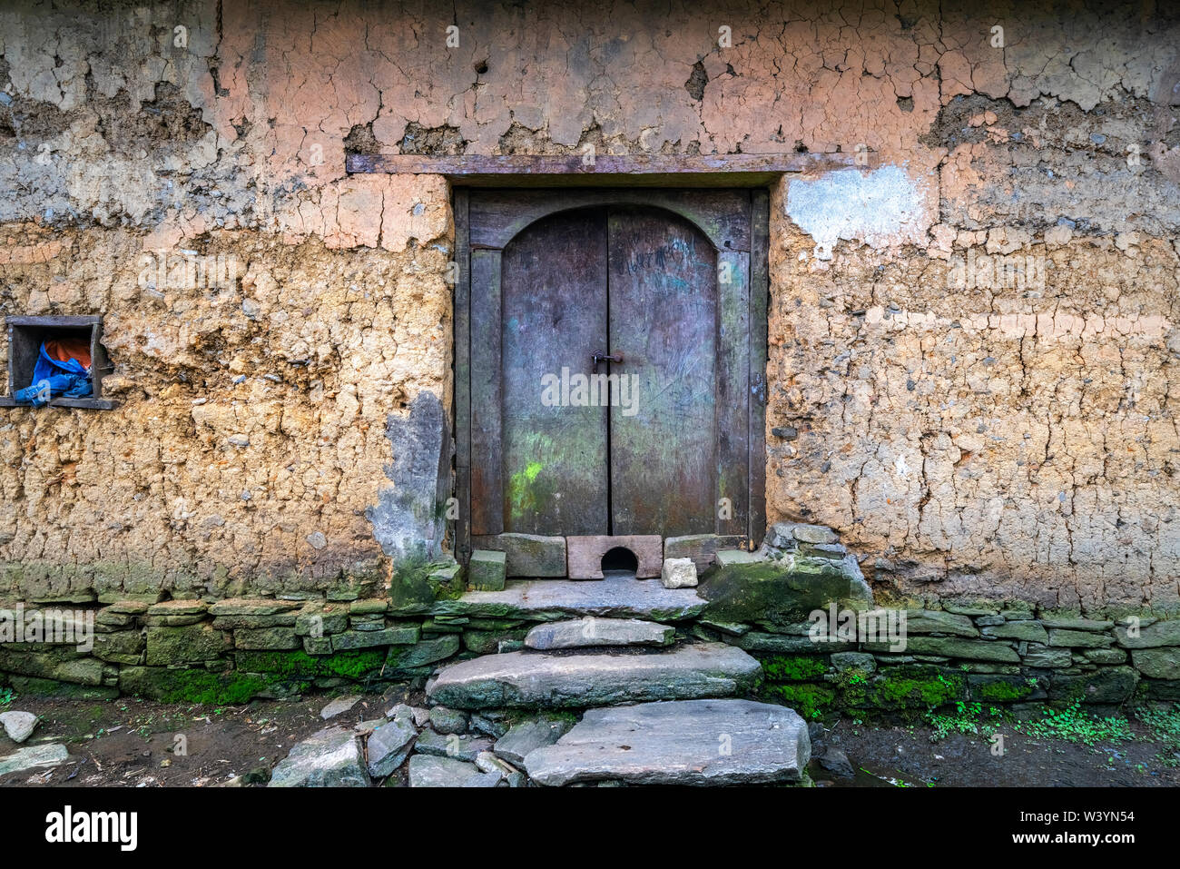 Luftaufnahme von Trinh Tuong Haus oder Haus aus Land der ethnischen Minderheiten in Y-Ty, Lao Cai, Vietnam. Dies ist das traditionelle Haus von Ha Nhi Menschen. Stockfoto