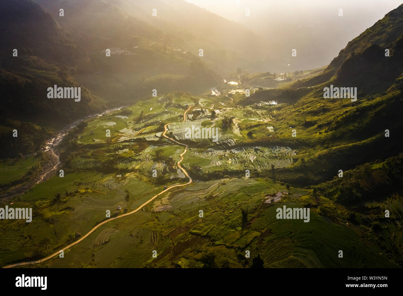 Wasser auf den Terrassen im Thien Sinh Tal, Y Ty, Lao Cai, Vietnam gleichen Weltkulturerbe Ifugao Reisterrassen in Batad, Northern Luzon, Philippinen. Stockfoto