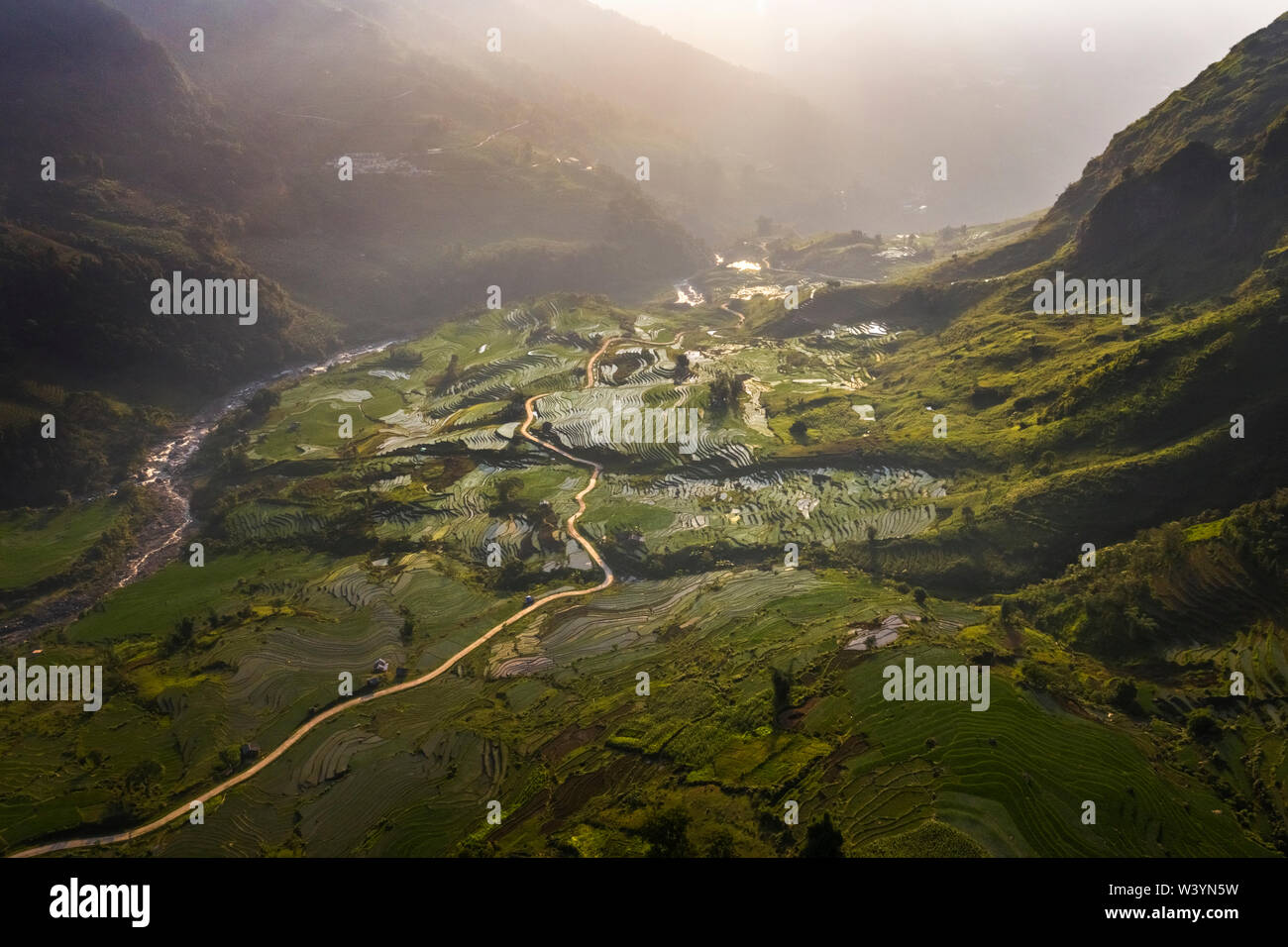 Wasser auf den Terrassen im Thien Sinh Tal, Y Ty, Lao Cai, Vietnam gleichen Weltkulturerbe Ifugao Reisterrassen in Batad, Northern Luzon, Philippinen. Stockfoto