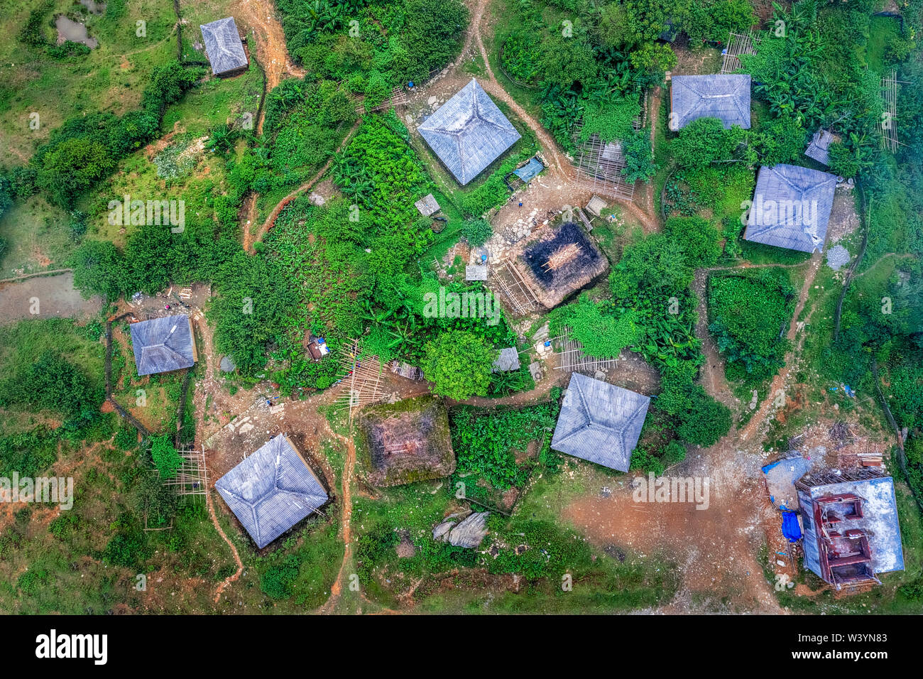 Luftaufnahme von Trinh Tuong Haus oder Haus aus Land der ethnischen Minderheiten in Y-Ty, Lao Cai, Vietnam. Dies ist das traditionelle Haus von Ha Nhi Menschen. Stockfoto