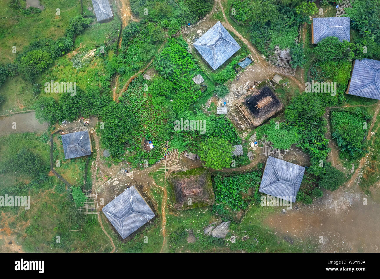 Luftaufnahme von Trinh Tuong Haus oder Haus aus Land der ethnischen Minderheiten in Y-Ty, Lao Cai, Vietnam. Dies ist das traditionelle Haus von Ha Nhi Menschen. Stockfoto