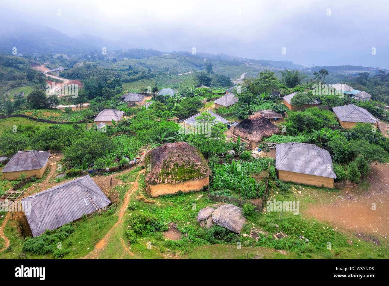 Luftaufnahme von Trinh Tuong Haus oder Haus aus Land der ethnischen Minderheiten in Y-Ty, Lao Cai, Vietnam. Dies ist das traditionelle Haus von Ha Nhi Menschen. Stockfoto