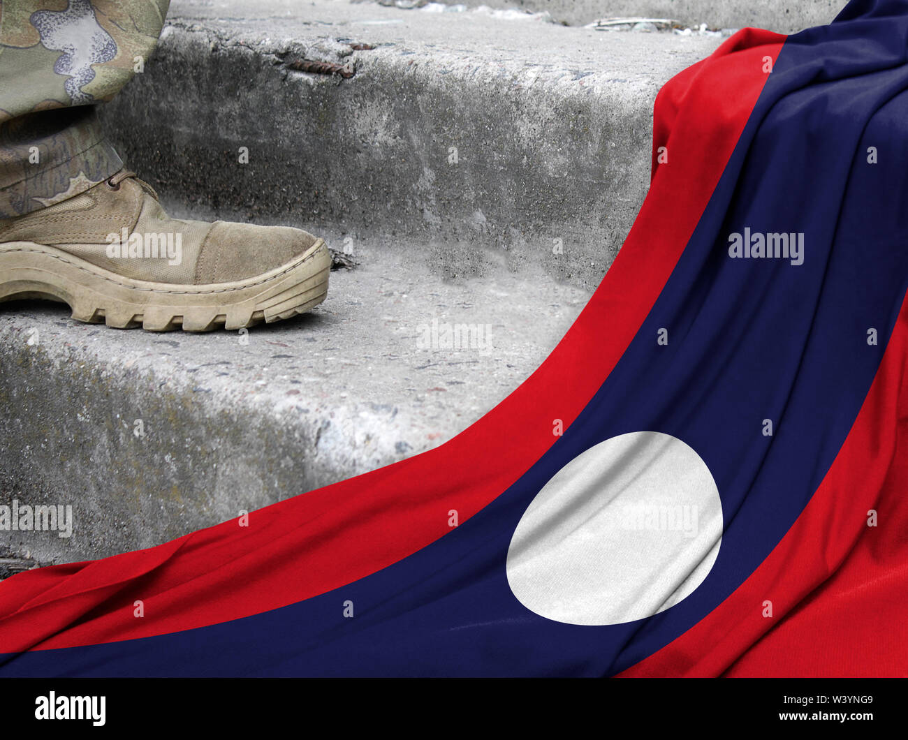 Militärisches Konzept auf dem Hintergrund der Flagge Laos Stockfoto