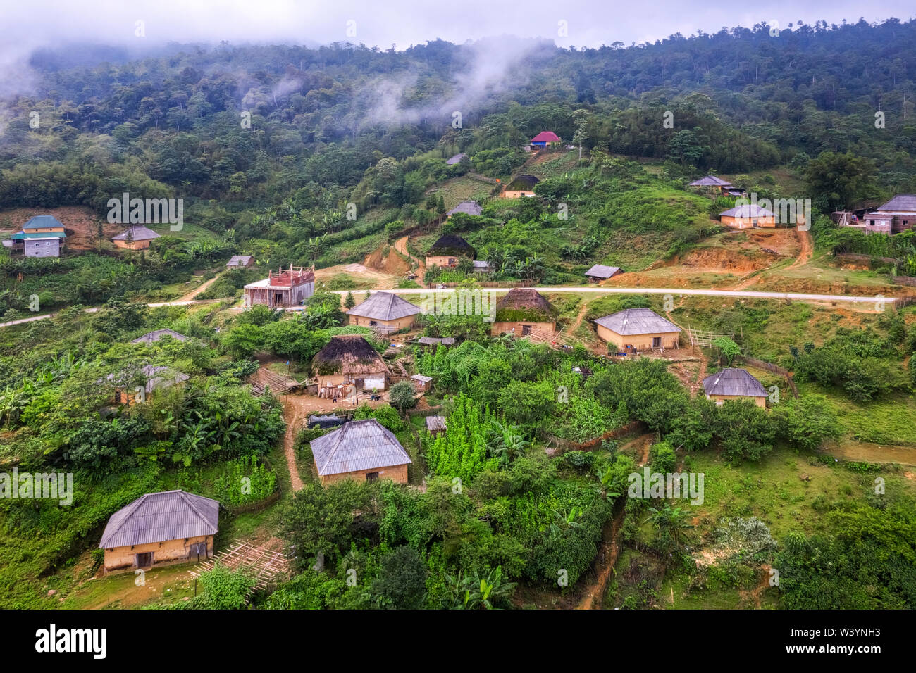 Luftaufnahme von Trinh Tuong Haus oder Haus aus Land der ethnischen Minderheiten in Y-Ty, Lao Cai, Vietnam. Dies ist das traditionelle Haus von Ha Nhi Menschen. Stockfoto