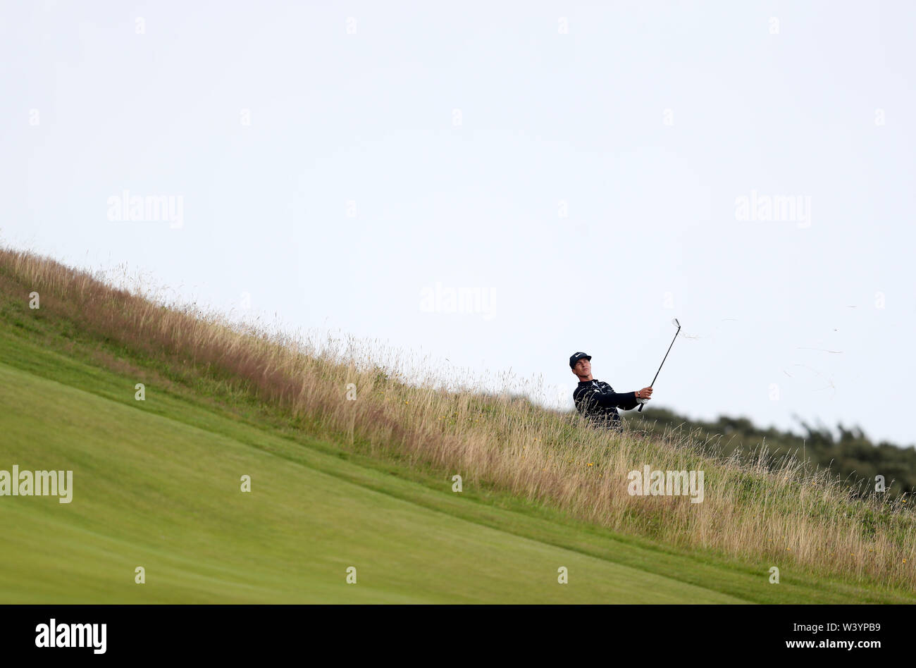 Dänemarks Thorbjorn Olesen Hits aus den rauhen auf 17 t bei einem Tag der offenen Meisterschaft 2019 im Royal Portrush Golf Club. Stockfoto
