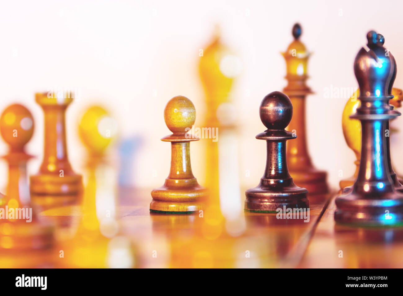 Schach spiel. Vintage Holz- Schachfiguren auf dem Schachbrett Stockfoto