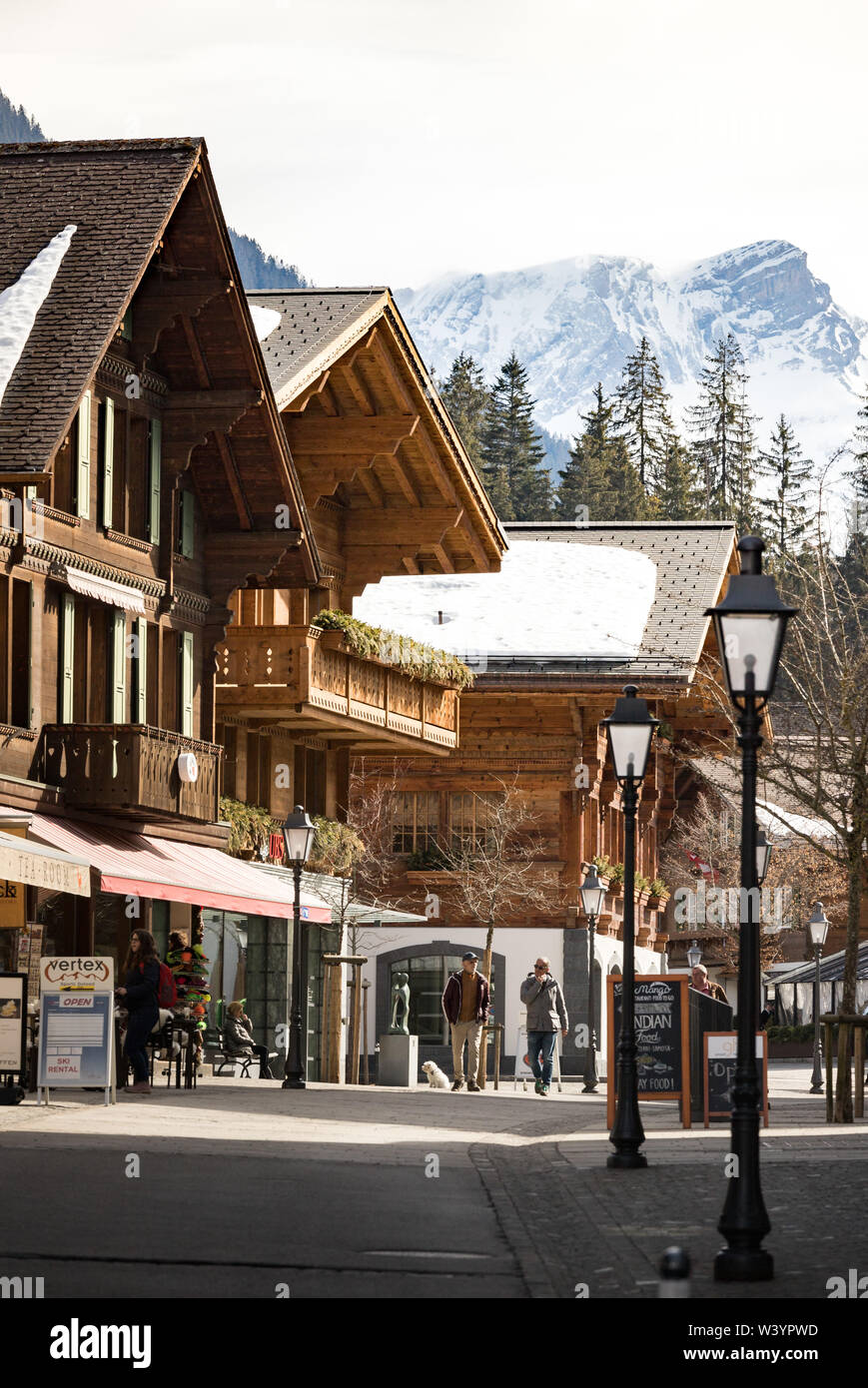 Zu Fuß durch die Straßen von Gstaad Saanen in der Schweiz Stockfoto