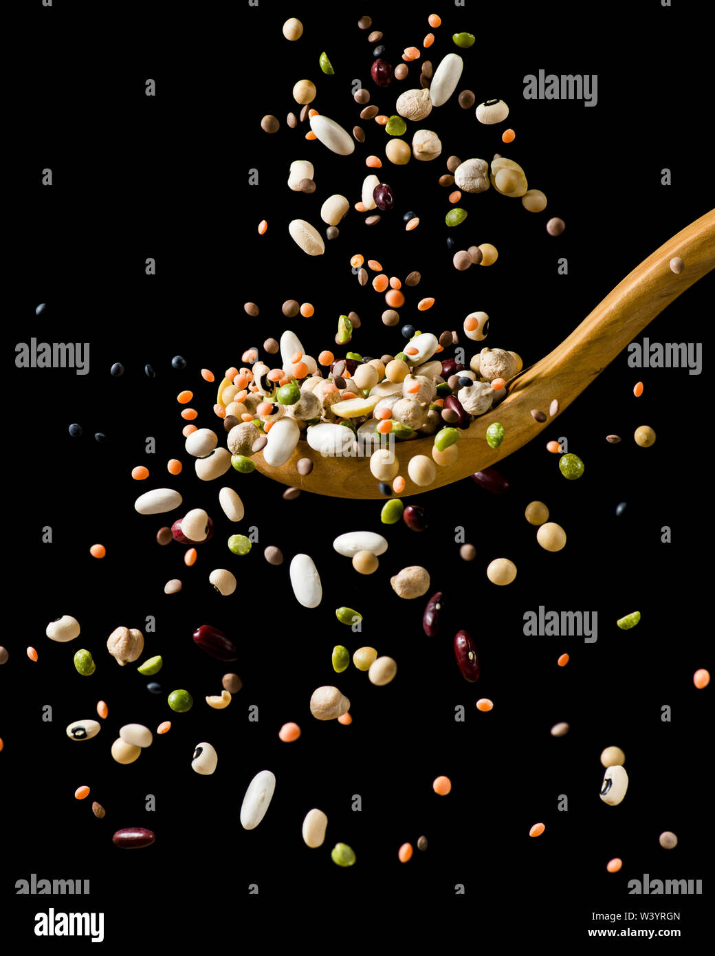 Trocken gemischt Hülsenfrüchte fallen auf Holzlöffel Stockfoto