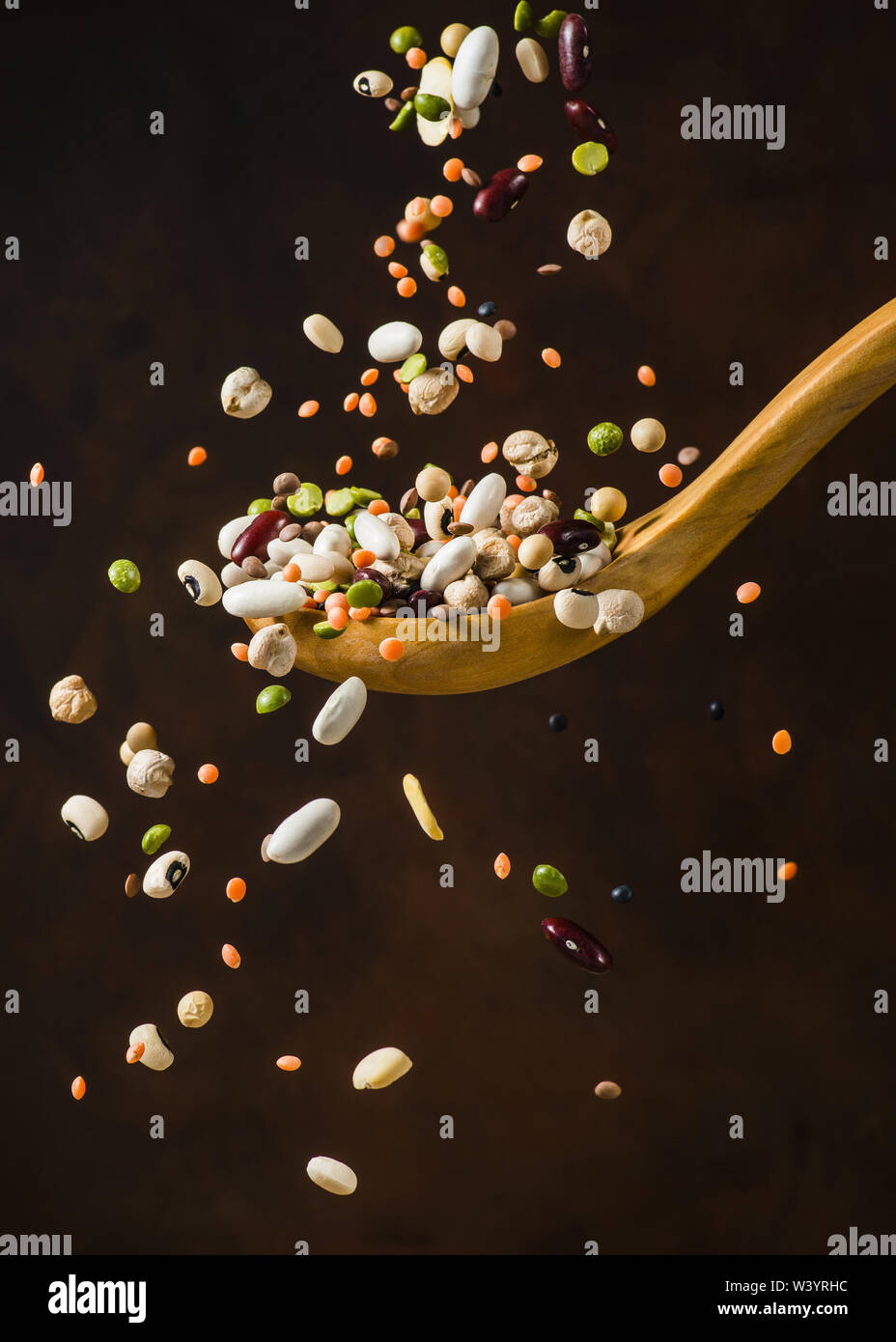 Trocken gemischt Hülsenfrüchte fallen auf Holzlöffel Stockfoto