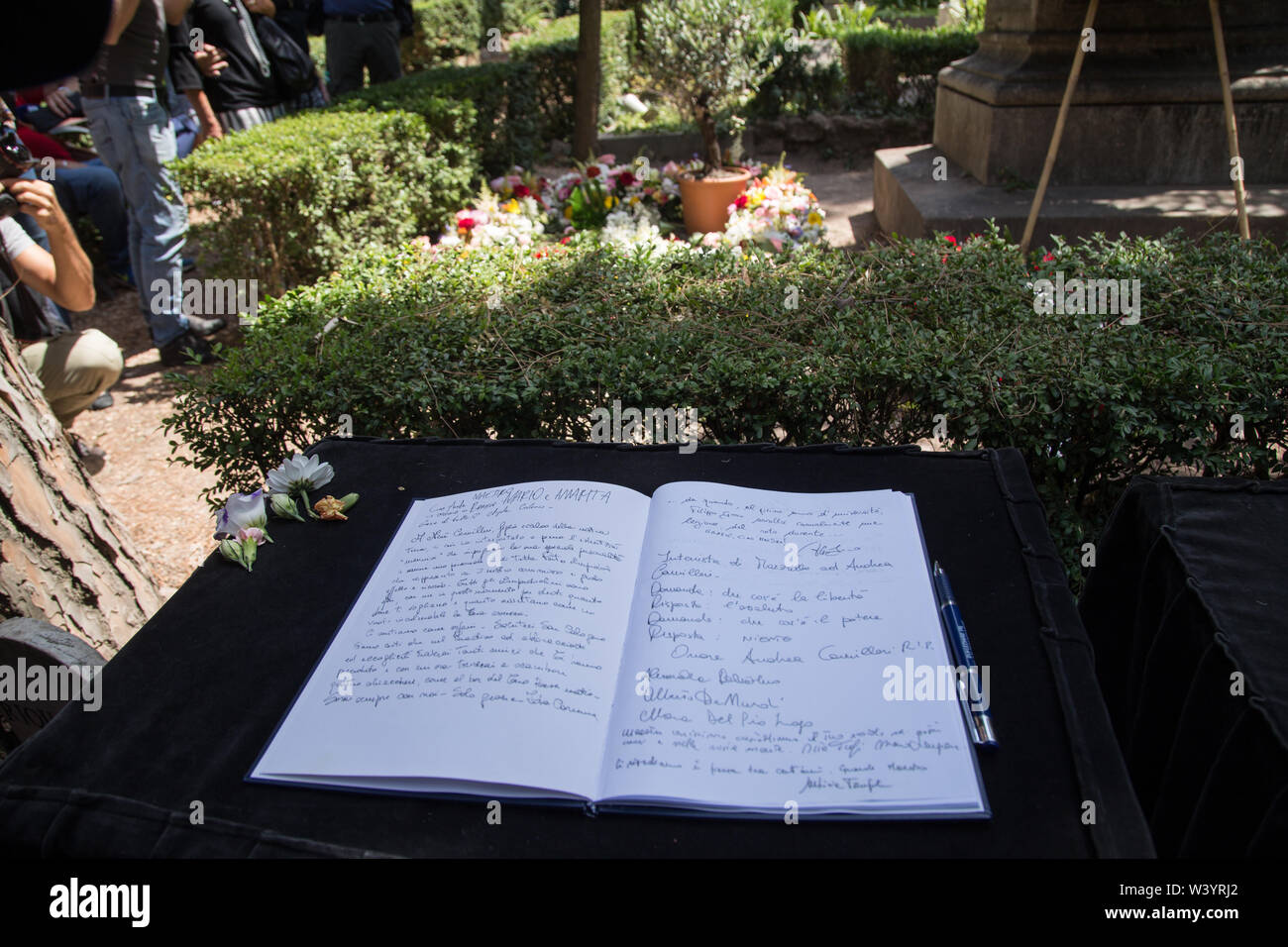 Roma, Italien. 18 Juli, 2019. Hunderte von Menschen in den nicht-katholischen Friedhof in Rom für die letzte Hommage an den italienischen Schriftsteller Andrea Camilleri, die gestern Morgen im Santo Spirito Hospital in Rom gestorben. Credit: Matteo Nardone/Pacific Press/Alamy leben Nachrichten Stockfoto