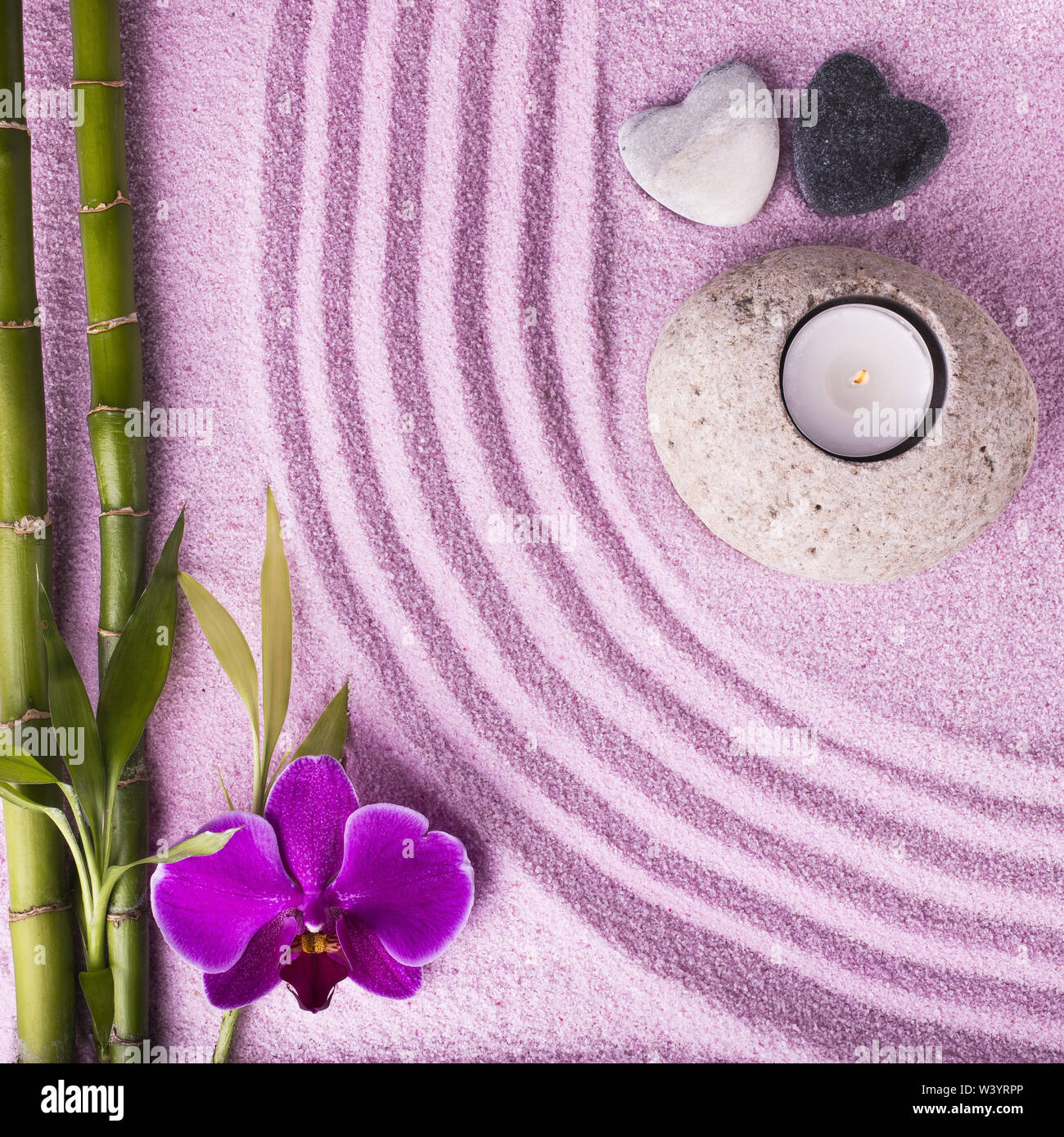 Zen Garten mit Sand, schwarze Steine, Bambus Zweig und schne Purple orchid  Stockfotografie - Alamy