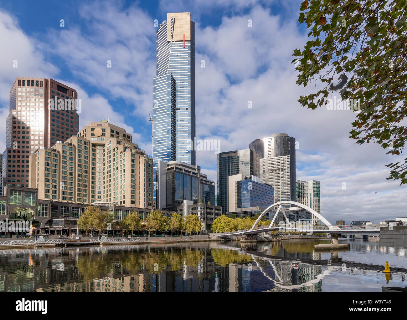 Schöne Aussicht auf das Stadtzentrum von Melbourne, Australien, mit der Evan Walker Bridge spiegelt sich in den Gewässern des Yarra River Stockfoto