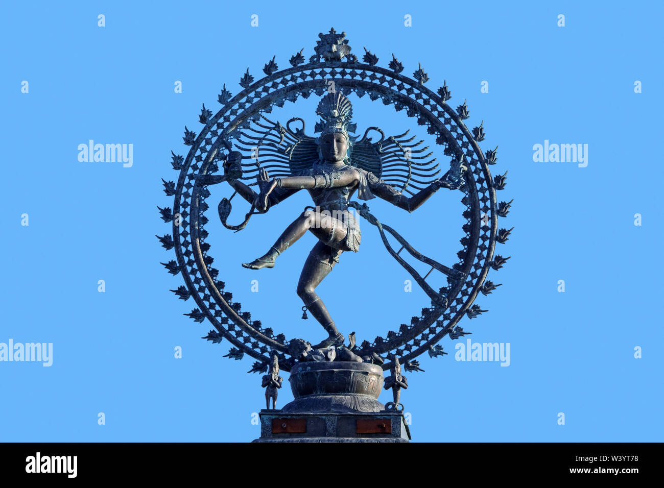 Nataraja, Darstellung des hinduistischen Gottes Shiva als kosmische ekstatische Tänzer/Herr des Tanzes vor blauem Himmel Stockfoto