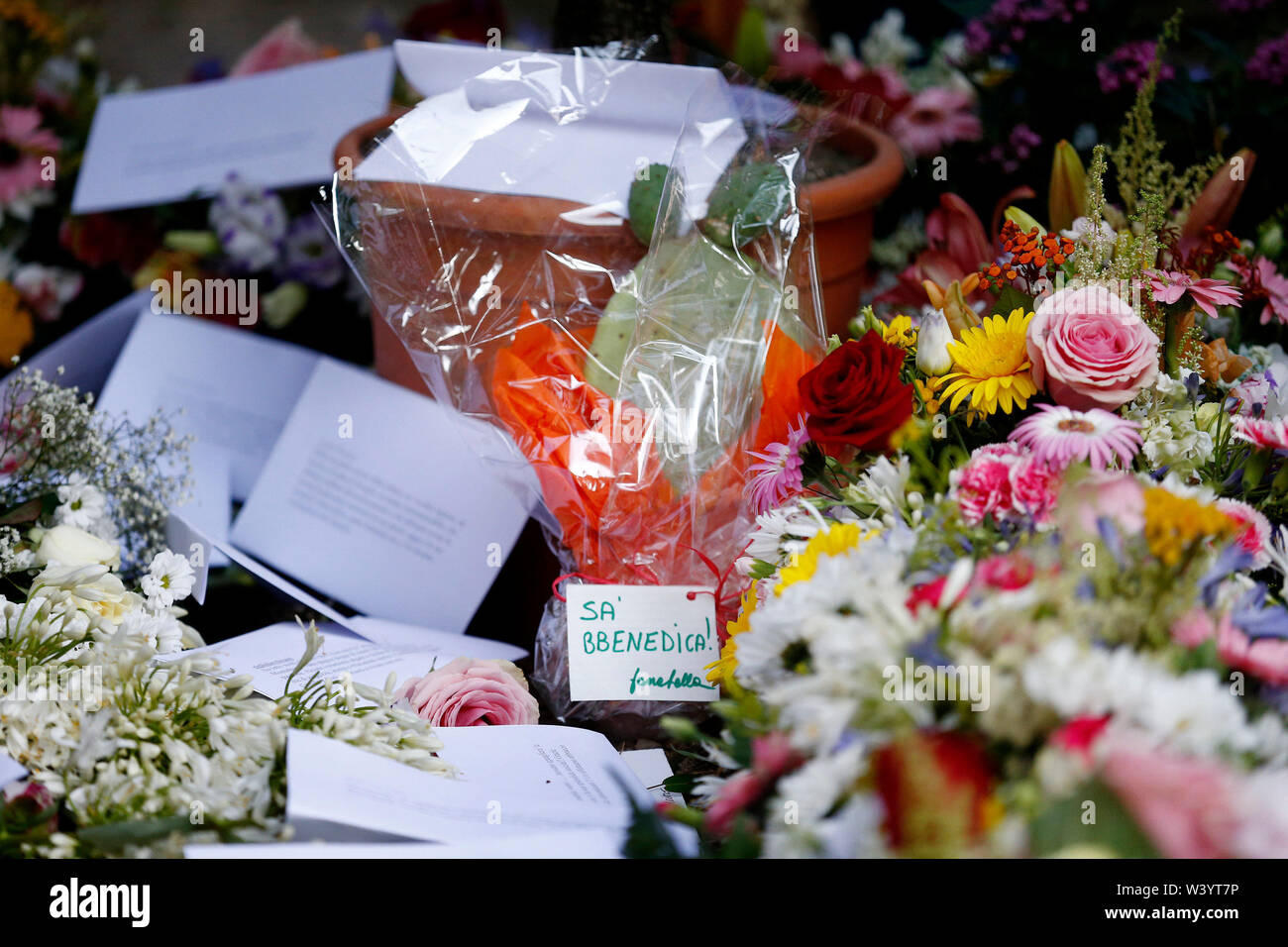 Foto Cecilia Fabiano - LaPresse 18.07.2019 Roma (Italia) Cronaca: Ultimo saluto al Maestro Andrea Camilleri al Cimitero Acattolico di Roma Nella Foto: Biglietti sulla tomba Foto Cecilia Fabiano - LaPresse Juli 18, 2019 in Rom (Italien) News: letzte Abschied von Andrea Camilleri in der nicht-katholischen Friedhof von Rom In der Pic: Grußkarten Stockfoto