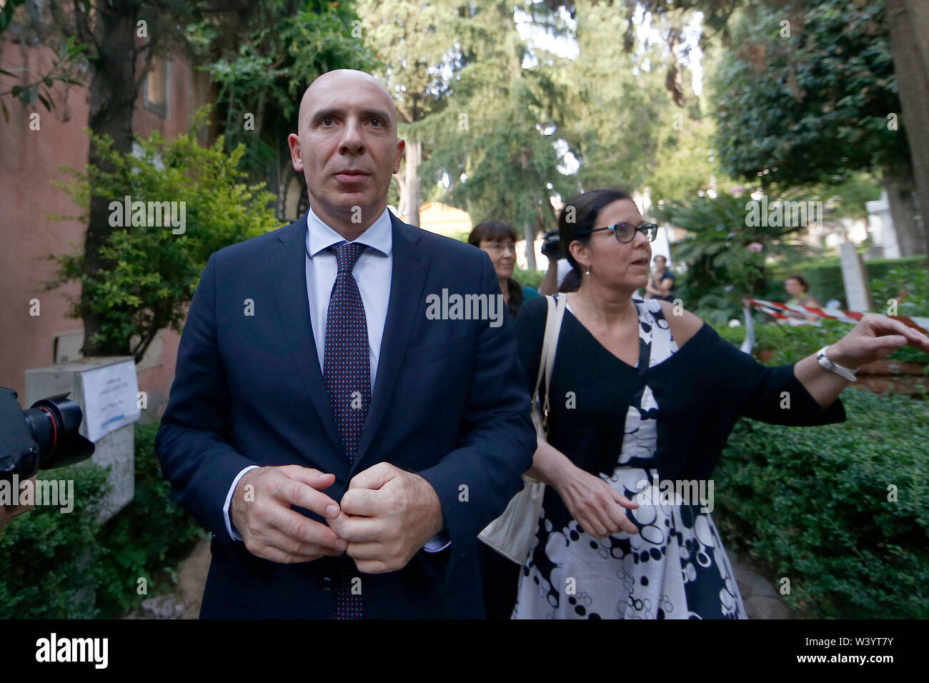 Foto Cecilia Fabiano - LaPresse 18.07.2019 Roma (Italia) Cronaca: Ultimo saluto al Maestro Andrea Camilleri al Cimitero Acattolico di Roma Nella Foto: fabrizio Salini Foto Cecilia Fabiano - LaPresse Juli 18, 2019 in Rom (Italien) News: letzte Abschied von Andrea Camilleri in der nicht-katholischen Friedhof von Rom In der Pic: fabrizio Salini Stockfoto