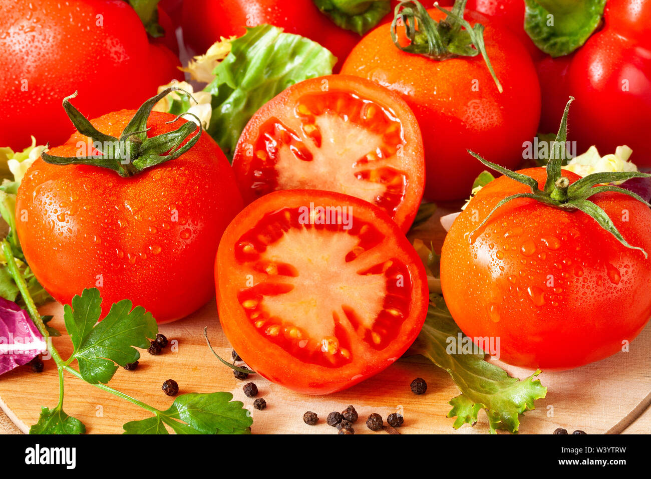 In Scheiben geschnittene Tomaten Küche aus Holz Schreibtisch Stockfoto