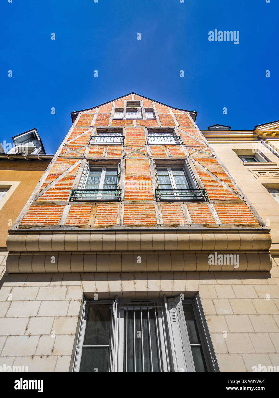 Aus Backstein und Fachwerk vor alten Haus, Tours, Frankreich. Stockfoto