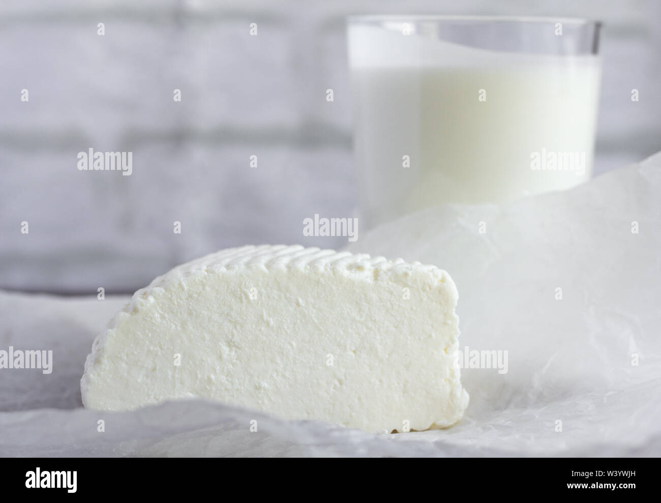 Frische Adyghe Käse und kefir auf dem Tisch, nützliche Milchprodukte für gesunde Ernährung Stockfoto