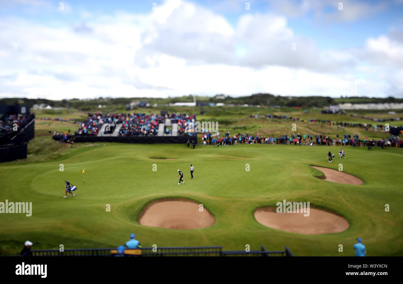 Die USA Dustin Johnson Schläge auf dem 13 Grün während des Tages eine der Open Championship 2019 im Royal Portrush Golf Club. Stockfoto