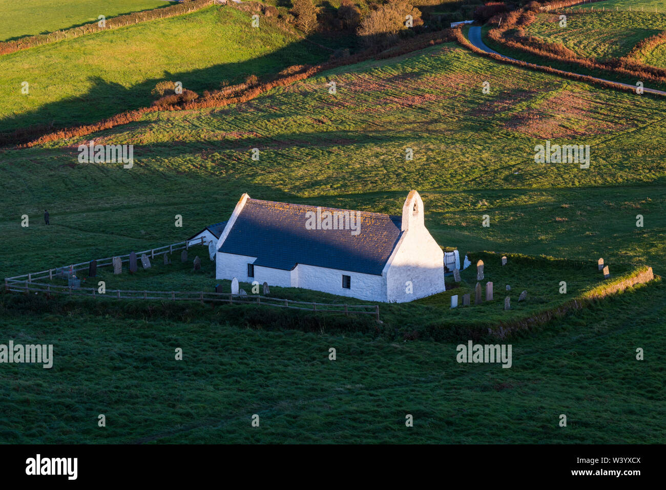 Mwnt Kirche, West Wales, der in der Lange Schatten von Sunset Stockfoto