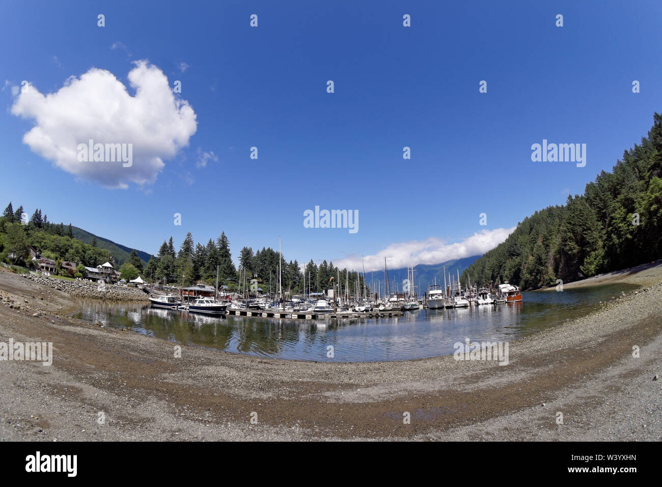 Fisheye Ansicht von Sportbooten angedockt am Snug Cove, Bowen Island, Britisch-Kolumbien, Kanada Stockfoto