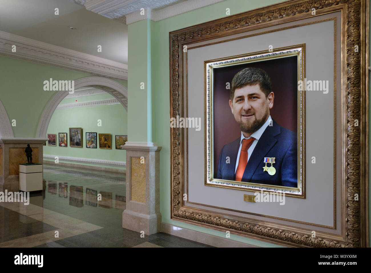 Ein gerahmtes Bild von Ramsan Kadyrow der Chef der tschetschenischen Republik an Akhmat Kadyrow Museum überwiegend ein Schrein Akhmat und Ramsan Kadyrow in Grosny die Hauptstadt von Tschetschenien im Nordkaukasus Federal District von Russland. Stockfoto