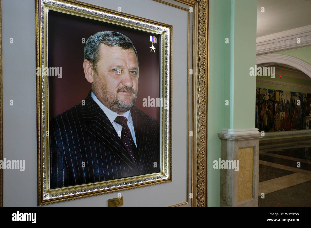 Ein gerahmtes Bild von akhmad Kadyrow ehemaliger Leiter der Tschetschenischen Republik bei Akhmat Kadyrow Museum überwiegend ein Schrein Akhmat und Ramsan Kadyrow in Grosny die Hauptstadt von Tschetschenien im Nordkaukasus Federal District von Russland. Stockfoto