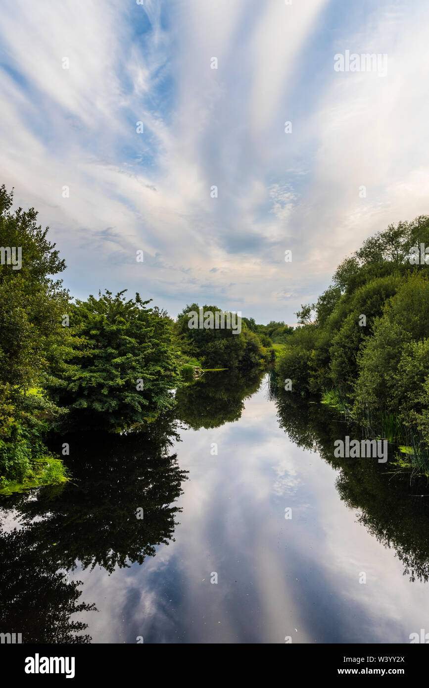 Fluss Stour Dorset, ruhigem Wasser reflektiert die streifige Wolken und blau Sk. Stockfoto