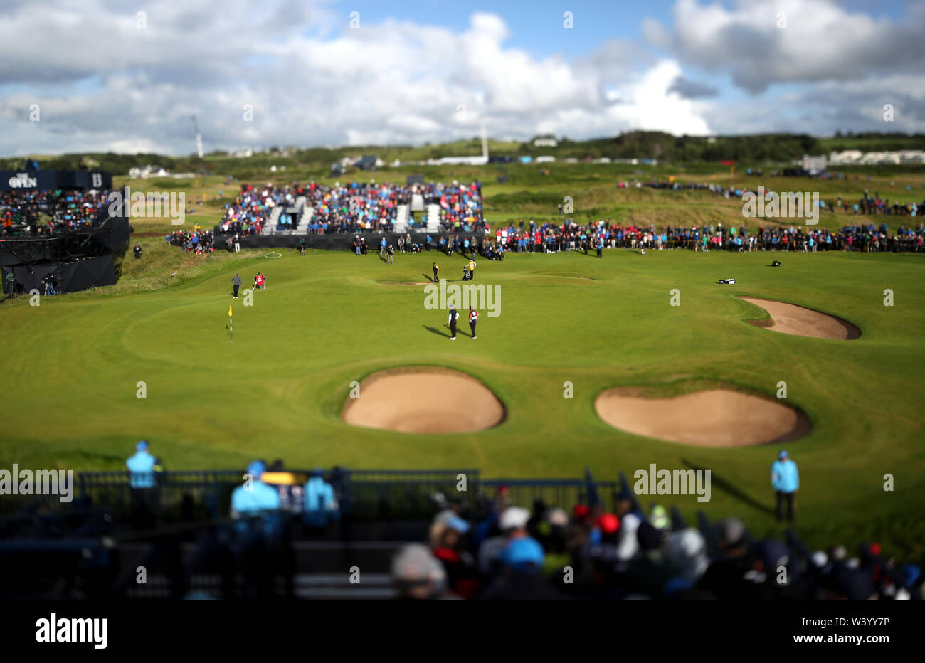Tiger Woods der USA und Englands Matthew Wallace auf dem 13 Grün während des Tages eine der Open Championship 2019 im Royal Portrush Golf Club. Stockfoto